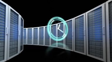 Bilgisayar sunucularında ilerleyen saatin animasyonu. küresel veri işleme, veri transferi ve teknoloji konsepti dijital olarak oluşturulmuş video.