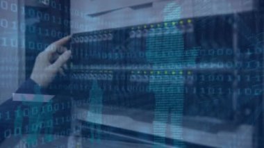 Beyaz kadının sunucu odasındaki ışık noktaları ve ikili kodlama animasyonları. küresel bağlantılar, teknoloji, veri işleme ve dijital arayüz konsepti dijital olarak oluşturulmuş video.