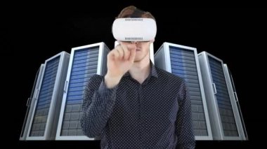 Bilgisayar sunucuları tarafından VR kulaklık takarak iş adamının üzerinden geçen saatin animasyonu. küresel veri işleme, veri transferi ve teknoloji konsepti dijital olarak oluşturulmuş video.