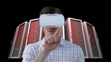 Bilgisayar sunucuları tarafından VR kulaklık takarak iş adamının üzerinden geçen saatin animasyonu. küresel veri işleme, veri transferi ve teknoloji konsepti dijital olarak oluşturulmuş video.