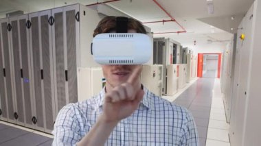Beyaz iş adamının sunucu odasında VR kulaklık taktığı animasyon. küresel bağlantılar, teknoloji, veri işleme ve dijital arayüz konsepti dijital olarak oluşturulmuş video.