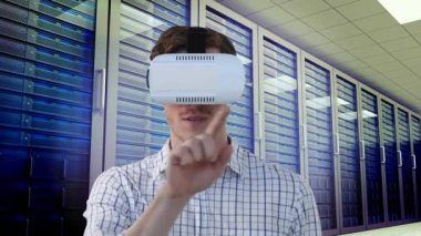 Beyaz iş adamının sunucu odasında VR kulaklık taktığı animasyon. küresel bağlantılar, teknoloji, veri işleme ve dijital arayüz konsepti dijital olarak oluşturulmuş video.