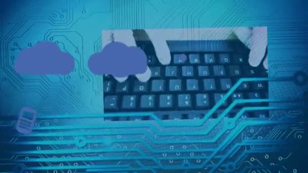 コンピュータ回路基板上のアイコンと雲のアニメーション 世界的なビジネス データ処理 デジタルインターフェースの概念デジタル生成されたビデオ — ストック動画