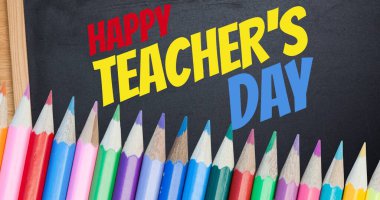 Yazı tahtasında renkli kalemler olan mutlu öğretmenler günü metninin dijital olarak oluşturulmuş görüntüsü. Öğretmenler günü, eğitim ve okul konsepti.