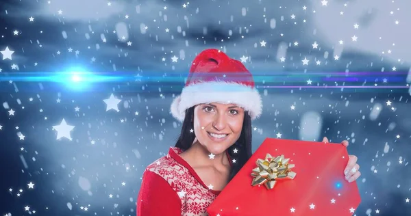 Composición Mujer Sonriente Sombrero Santa Con Navidad Presente Sobre Fondo — Foto de Stock