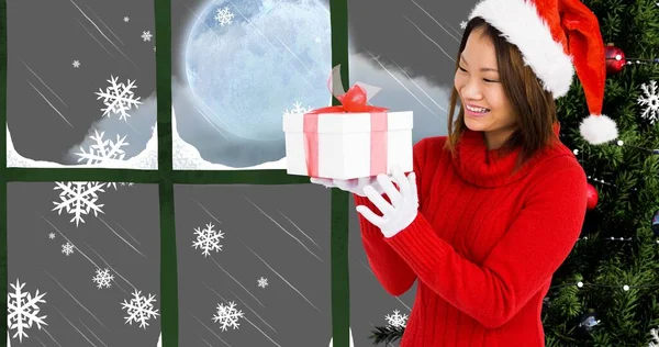 Composición Mujer Feliz Sombrero Santa Mirando Regalo Mientras Que Noche — Foto de Stock