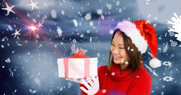 Composición Mujer Sonriente Sombrero Santa Mirando Regalo Sobre Fondo Nevado — Foto de Stock