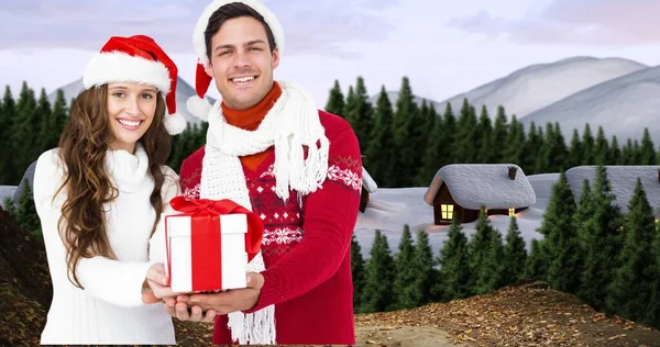 Image Composite Heureux Jeune Couple Dans Des Chapeaux Père Noël — Photo