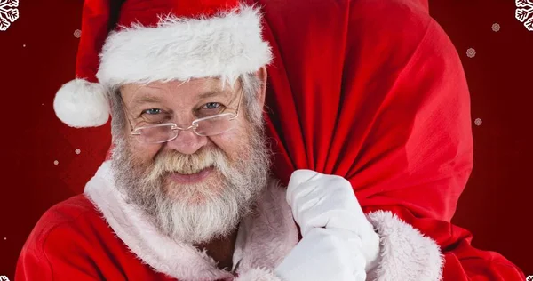 Retrato Santa Claus Feliz Llevando Bolsa Sobre Fondo Granate Fiesta — Foto de Stock
