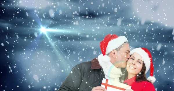 Composition Copain Embrassant Petite Amie Souriante Dans Chapeau Père Noël — Photo