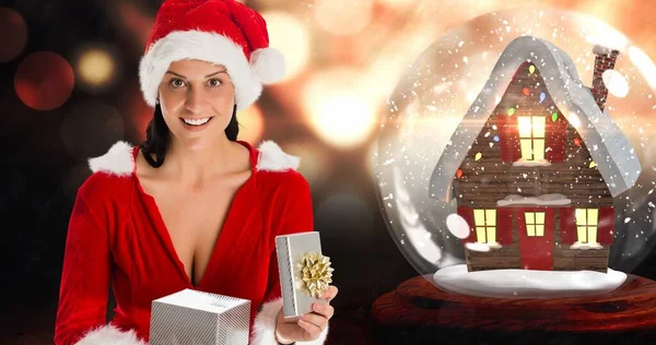 Zusammensetzung Der Glücklichen Frau Mit Weihnachtsmann Eröffnungsgeschenk Mit Schneekugel Hintergrund — Stockfoto