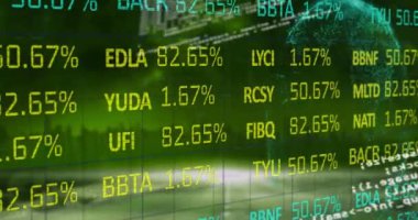 Şehir dışında veri işleme ve borsa animasyonları. küresel iş, finans, bağlantılar ve dijital arayüz konsepti dijital olarak oluşturulmuş video.