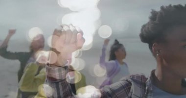 Çeşitli kadınların ışık noktalarının üzerinden el kaldırdığı animasyon. dijital olarak oluşturulan protesto ve politika konsepti.