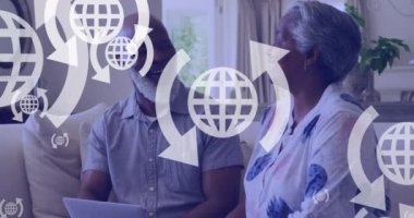 Kanepede oturan mutlu Afro-Amerikan çifti yerine simgelerin animasyonu. teknolojiyle evde emeklilik hayatı.