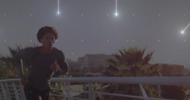 Çift ırklı erkek koşucunun üzerindeki ışık izlerinin animasyonu. sağlık ve zindelik kavramı dijital olarak oluşturulmuş video.