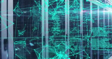 Sunucu odasındaki veri işleme ve şekillerin animasyonu. küresel iş, finans, bağlantılar ve dijital arayüz konsepti dijital olarak oluşturulmuş video.