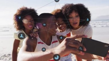 Medya ikonlarının mutlu Afrikalı Amerikan ailesinin sahilde selfie çekmesi üzerine animasyonu. Sosyal medya ve iletişim arayüzü kavramı dijital olarak oluşturulmuş video.