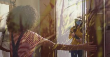 Çimlerin üzerinde dirseklerle selamlaşan farklı maskeli aile animasyonları. Aile, covid 19 pandemik konsepti dijital olarak oluşturulurken evde vakit geçiriyor..