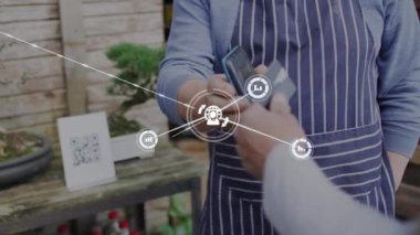 Beyaz adamın kredi kartıyla ödeme yapması üzerine medya simgelerinin canlandırılması. küresel iş, finans, bağlantılar ve dijital arayüz konsepti dijital olarak oluşturulmuş video.