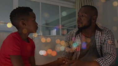 Afrika kökenli Amerikalı bir babanın oğluyla geceleyin konuşması animasyonu. Dijital ortamda üretilen video konseptinde aile harcaması.