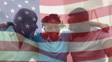 Amerikan bayrağını kucaklayan mutlu Afro-Amerikan ailesinin animasyonu. Vatanseverlik ve kutlama konsepti dijital olarak oluşturulmuş video.