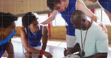 Çeşitli erkek basketbol takımlarının antrenörleriyle konuştuğu çizelgelerin animasyonu. global sporlar, sağlıklı ve aktif yaşam tarzı konsepti dijital olarak oluşturulmuş video.