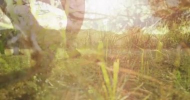 Futbol oynayan erkeklerin bacaklarının üzerinde çimen canlandırması. global sporlar, sağlıklı ve aktif yaşam tarzı konsepti dijital olarak oluşturulmuş video.