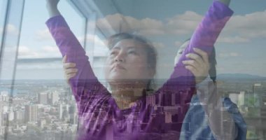 Asyalı kadın fizyoterapistin şehir manzarası üzerinde Asyalı kadını tedavi edişinin animasyonu. sağlık ve refah kavramı dijital olarak üretilen video.
