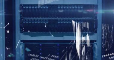 Sunucu odasındaki veri işleme ve şekillerin animasyonu. küresel iş, finans, bağlantılar ve dijital arayüz konsepti dijital olarak oluşturulmuş video.