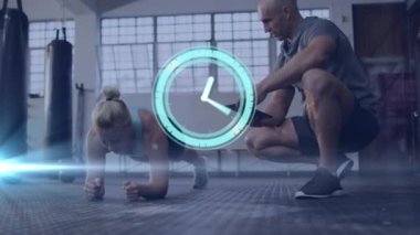 Spor salonunda egzersiz yapan kadın ve erkek meslektaşlar üzerindeki saatin animasyonu. global sporlar, sağlıklı ve aktif yaşam tarzı konsepti dijital olarak oluşturulmuş video.