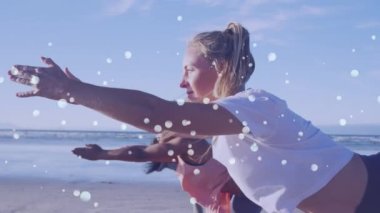 Sahilde yoga yapan çeşitli bayan arkadaşların üzerinde ışık lekelerinin canlandırılması. sağlık ve zindelik kavramı dijital olarak oluşturulmuş video.