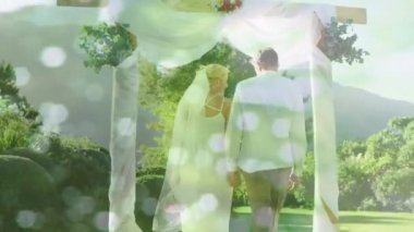 Kafkasyalı mutlu evli çiftin ışık lekeleri üzerindeki animasyonu. Evlilik ve kutlama konsepti dijital olarak oluşturulmuş video.