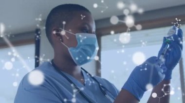 Kadın doktorun elinde şırınga ve aşı tutan beyaz moleküllerin animasyonu. küresel covid 19 salgın hastalık ve sağlık hizmetleri konsepti dijital olarak oluşturulmuş video.