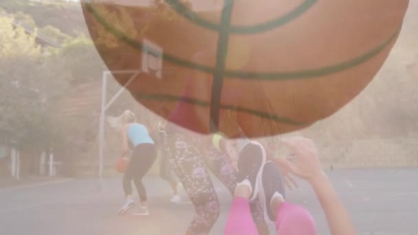 Animering Basket Över Olika Kvinnor Som Spelar Basket Utomhus Globala — Stockvideo