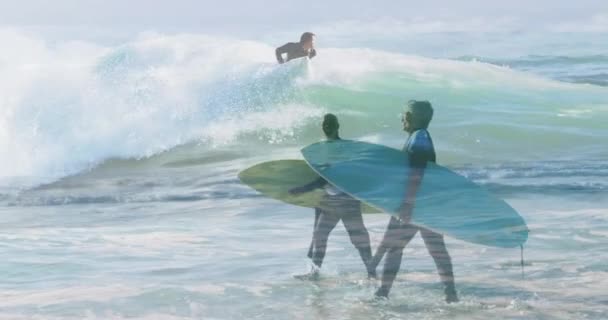 Animação Homem Surfando Sobre Diversos Casais Seniores Andando Praia Com — Vídeo de Stock