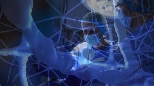 不同类型的医生在手术过程中使用面罩对神经细胞进行动画 大流行病概念期间的医疗和保健服务 — 图库视频影像