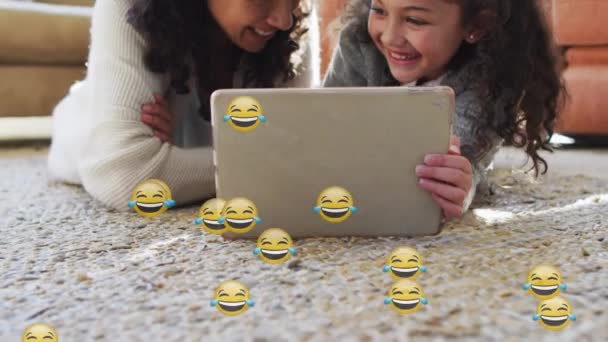 Animazione Icone Emoji Felice Madre Figlia Birazziale Utilizzando Computer Portatile — Video Stock