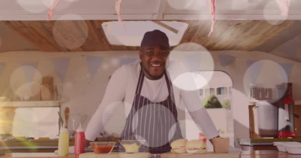 Animação Pontos Luz Flutuando Sobre Sorrindo Africano Americano Fast Food — Vídeo de Stock