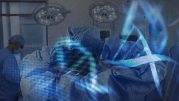 手術中に顔のマスクを持つ多様な医師の上にDna鎖のアニメーション 感染症の概念がデジタルで生成され — ストック動画