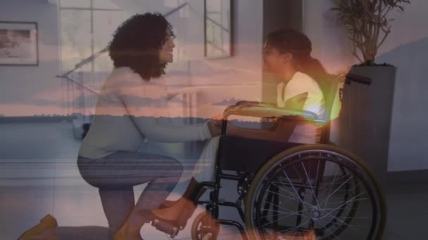 在她残疾的女儿坐轮椅时 在她的生母身上画了一幅风景画 医疗及医疗服务概念数码录影 — 图库视频影像