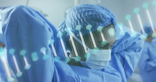 Animação Fita Dna Sobre Diversos Médicos Com Máscaras Faciais Durante — Vídeo de Stock