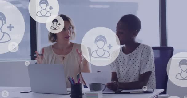 在办公室的笔记本电脑上 人们的动画形象飘浮在各种各样的女性同事身上 全球商业 数字接口和技术概念数字生成的视频 — 图库视频影像