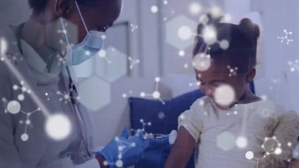Animering Vita Molekyler Över Kvinnliga Läkare Ansiktsmask Vaccinerande Flicka Patient — Stockvideo
