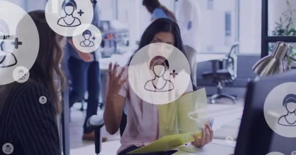 Animação Ícones Mídia Sobre Diversas Mulheres Negócios Falando Escritório Negócio — Vídeo de Stock