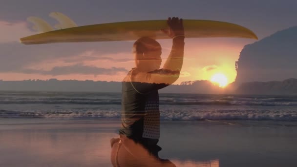 非洲裔美国人举着滑浪板在海滩上散步时的日落动画 全球体育 健康和积极的生活方式概念数码视频 — 图库视频影像