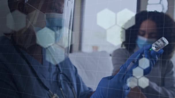 Animering Hexagoner Över Afrikansk Amerikansk Läkare Med Ansiktsmask Som Vaccinerar — Stockvideo