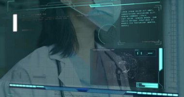 Güvenlik gözlüğü ve yüz maskesi takan Asyalı doktorun veri işleme programı. Dijital olarak üretilen pandemik konsept sırasında tıbbi ve sağlık hizmetleri.