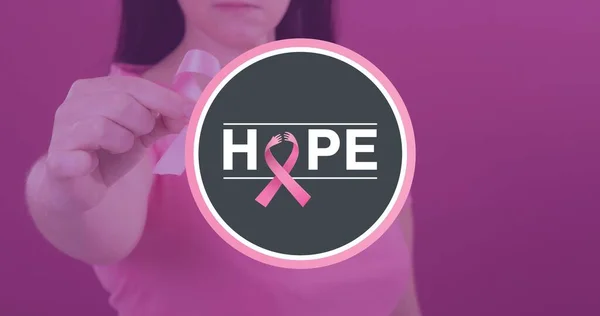 Frau Mit Brustkrebs Bewusstseinsband Und Hoffnungstext Vor Rosa Hintergrund Kopierraum — Stockfoto