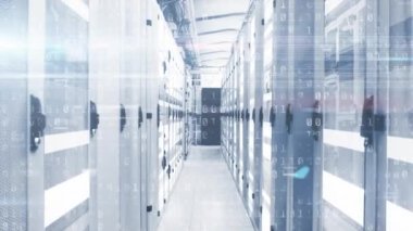 Sunucu odasının üzerinde beyaz iz ve ikili kodlama animasyonu. teknoloji, bağlantılar ve dijital arayüz kavramı dijital olarak oluşturulmuş video.