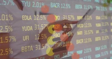 Tablet kullanan Kafkas iş kadını üzerinden borsa ekranındaki numaraların değiştirilmesi. küresel iş, dijital arayüz ve teknoloji konsepti dijital olarak oluşturulmuş video.